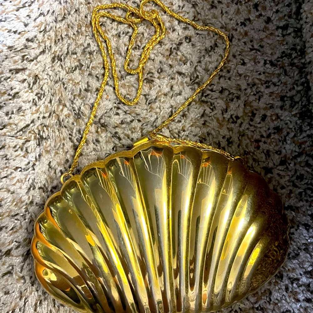 True vintage gold shell shoulder purse